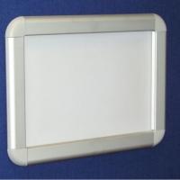 TABLICZKI ZATRZASKOWE Z ALUMINIUM, PROFIL 32 MM, SAMOPRZYLEPNE