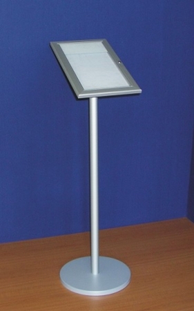 STOJAK Z GABLOTĄ ZAMYKANĄ NA KLUCZ, Z TABLICĄ NA LOGO I PODŚWIETLENIEM LED
