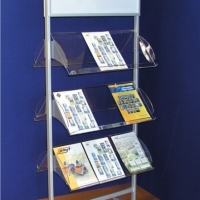 STOJAK NA PLAKAT Z PÓŁKAMI (WYPOŚRODKOWANYMI) NA FOLDERY A4